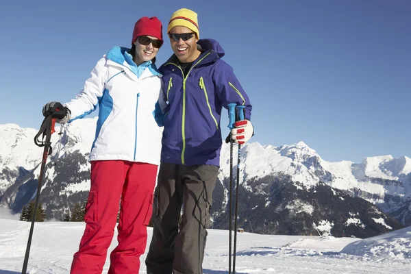 Casal se divertindo em férias de esqui em montanhas — Fotografia de Stock