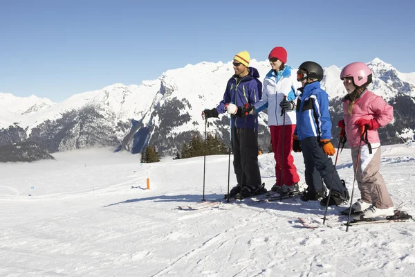 Rodina na lyžařské dovolené v horách — Stock fotografie