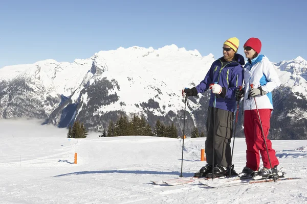 Pareja divirtiéndose en vacaciones de esquí en las montañas —  Fotos de Stock