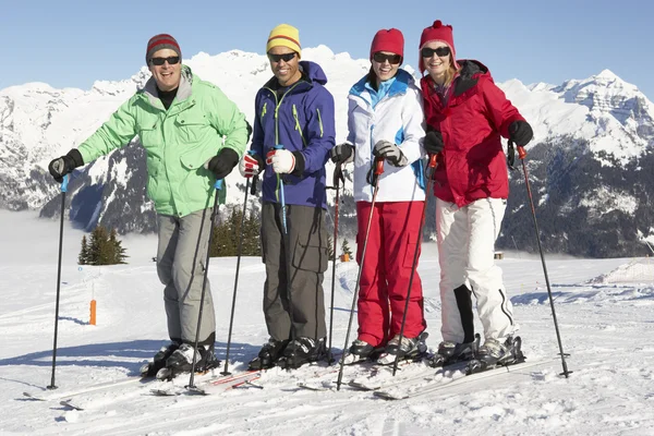 Группа пар среднего возраста на лыжном отдыхе в горах — стоковое фото