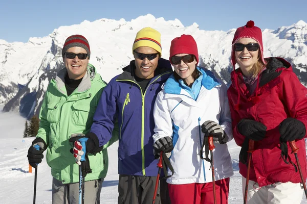 Gruppo di coppie di mezza età in vacanza sugli sci in montagna — Foto Stock