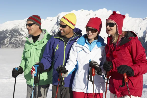 中年のグループは山でスキー休日にカップルします。 — ストック写真