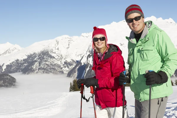 Casal se divertindo em férias de esqui em montanhas — Fotografia de Stock