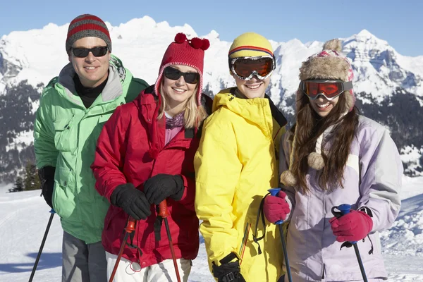 Сім'я підлітків на лижному відпочинку в горах — стокове фото