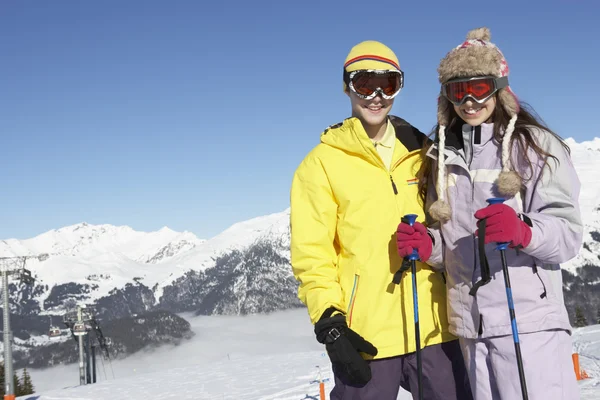 Två tonåringar på skidsemester i bergen — Stockfoto