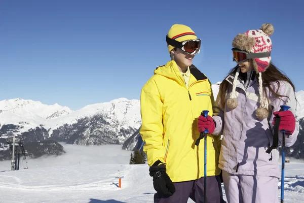 Deux adolescents en vacances de ski dans les montagnes — Photo
