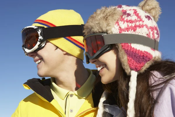 Dois adolescentes em férias de esqui em montanhas — Fotografia de Stock