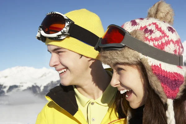 Due adolescenti in vacanza sugli sci in montagna — Foto Stock