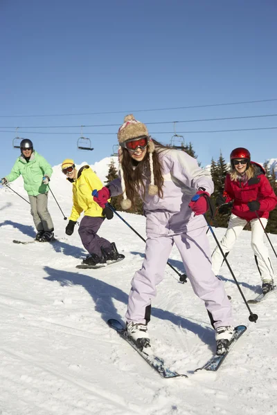 Familia adolescente en vacaciones de esquí en las montañas — Foto de Stock