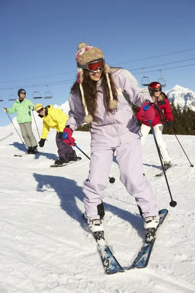 산에서 스키 휴가에 십 대 가족 — 스톡 사진