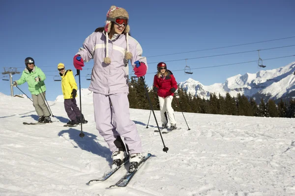 Família adolescente em férias de esqui em montanhas — Fotografia de Stock