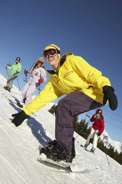 Família adolescente em férias de esqui em montanhas — Fotografia de Stock