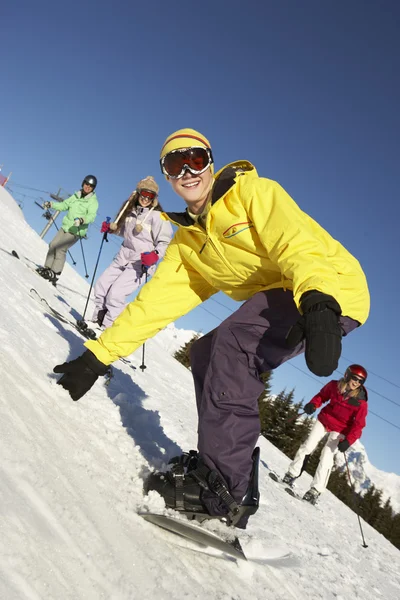 Familia adolescente en vacaciones de esquí en las montañas —  Fotos de Stock