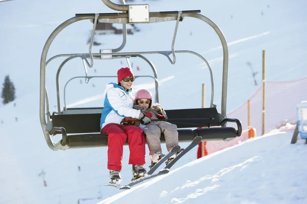 母亲和女儿在谅解备忘录中滑雪度假下车升降椅 — 图库照片