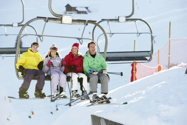 Сім'я підлітків виходить з крісла Ліфт на лижному відпочинку в горах — стокове фото