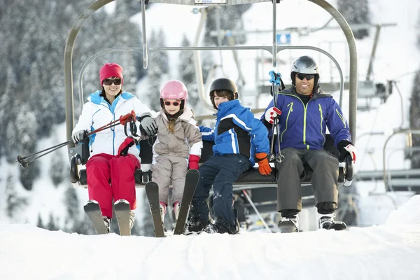 Família saindo da cadeira Elevador em férias de esqui em montanhas — Fotografia de Stock
