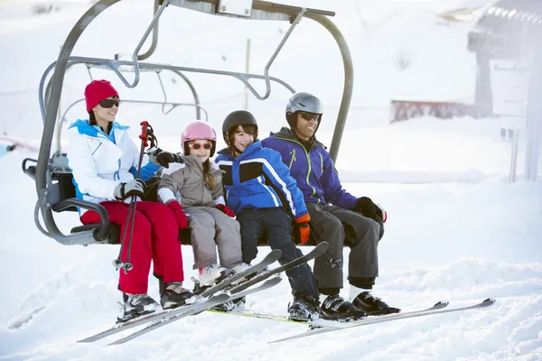 Familie afstappen van de stoeltjeslift op skivakantie in Bergen — Stockfoto