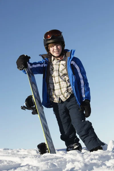 Menino com snowboard em férias de esqui em montanhas — Fotografia de Stock
