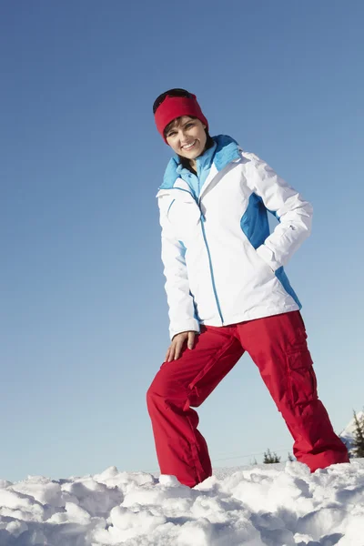 Vrouw stond in sneeuw warme kleren dragen op skivakantie in ma — Stockfoto