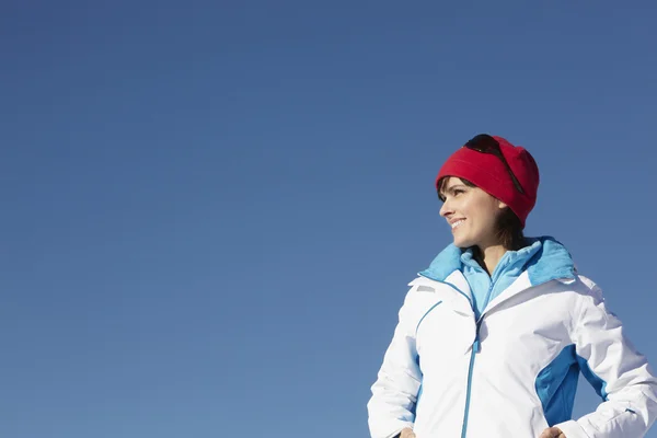 Donna in piedi nella neve che indossa vestiti caldi sulla vacanza sugli sci in Mo — Foto Stock