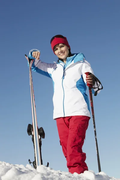Middeleeuwse vrouw op skivakantie in de bergen — Stockfoto