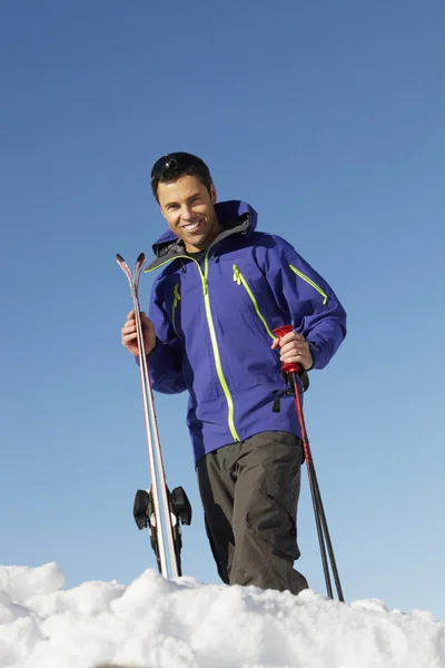 Hombre de mediana edad en vacaciones de esquí en las montañas —  Fotos de Stock