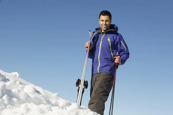 Μέσης ηλικίας άνθρωπο για διακοπές σκι στα βουνά — Φωτογραφία Αρχείου