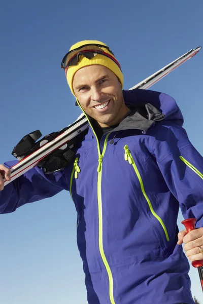 Uomo di mezza età in vacanza sugli sci in montagna — Foto Stock