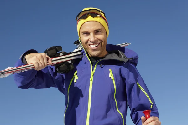 Middelste leeftijd man op skivakantie in Bergen — Stockfoto