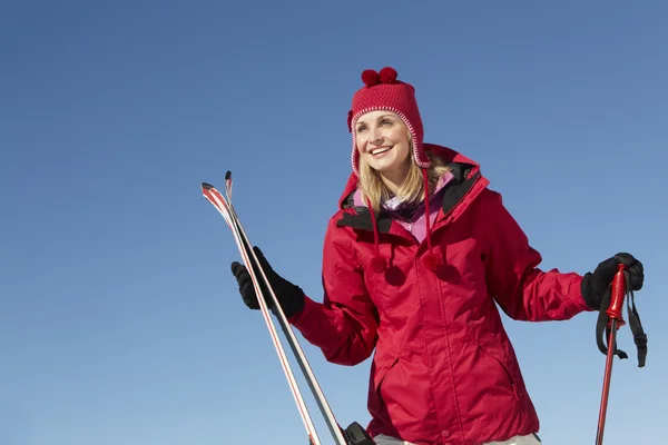 Středověká žena na lyžích Dovolená v horách — Stock fotografie