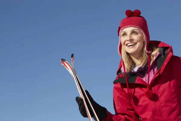 Mujer de mediana edad en vacaciones de esquí en las montañas —  Fotos de Stock
