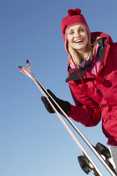 Donna di mezza età in vacanza sugli sci in montagna — Foto Stock