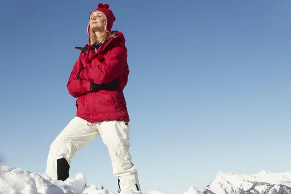 Donna in piedi nella neve che indossa vestiti caldi sulla vacanza sugli sci in Mo — Foto Stock