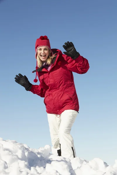 Woman Standing In Snow Wearing Warm Clothes On Ski Holiday In Mo — Stock Photo, Image