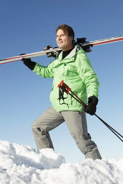 Mann mittleren Alters im Skiurlaub in den Bergen — Stockfoto