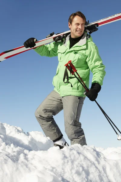 Orta yaşlı adam dağlarda Kayak tatil — Stok fotoğraf
