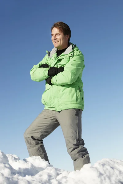 Człowiek stoi w śniegu na sobie ciepłą odzież na narty w moun — Zdjęcie stockowe