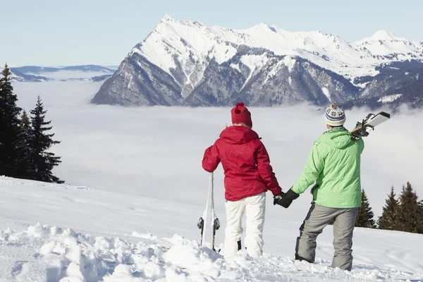 Coppia Admiring Mountain View Durante una vacanza sugli sci in montagna — Foto Stock