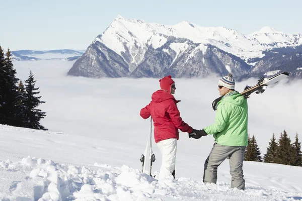 산에서 스키 휴가에 동안 마운틴 뷰를 감상 하는 커플 — 스톡 사진