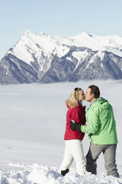 Par beundrande bergsutsikt samtidigt på skidsemester i bergen — Stockfoto