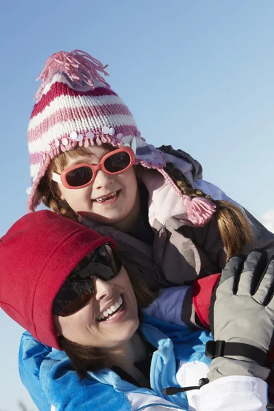 Matka i córka, zabawy na narty w góry — Zdjęcie stockowe