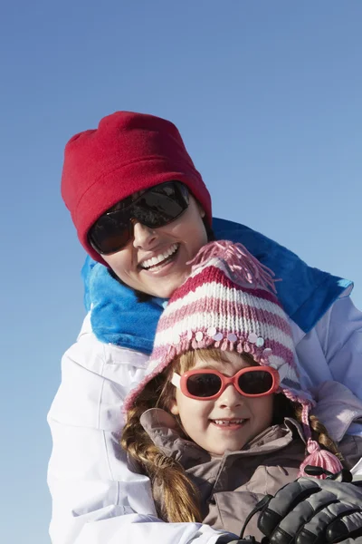 엄마와 딸 산에서 스키 휴가에 재미 — 스톡 사진
