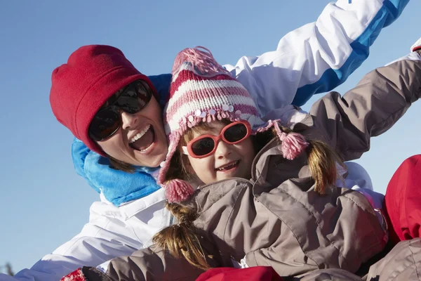 엄마와 딸 산에서 스키 휴가에 재미 — 스톡 사진