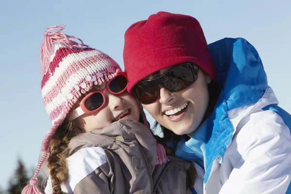 Mor och dotter att ha kul på skidsemester i bergen — Stockfoto