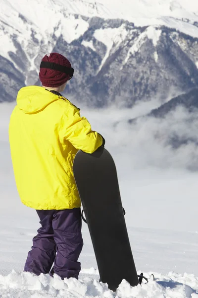 Dağ manzaranın Kayak tatilde iken genç snowboarder — Stok fotoğraf