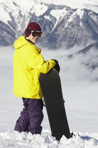Teenager-Snowboarder bewundert Bergpanorama im Skiurlaub — Stockfoto