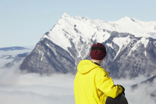 Підлітковий сноубордист захоплюється видом на гори під час лижного відпочинку — стокове фото