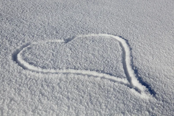 Herz im Neuschnee gezeichnet — Stockfoto