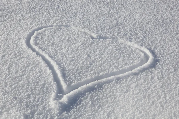 Coração desenhado em neve fresca — Fotografia de Stock