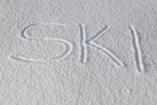 Ordet ski dras i nysnö — Stockfoto